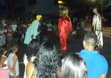 Grupo de alunos encenam a Paixão de Cristo 