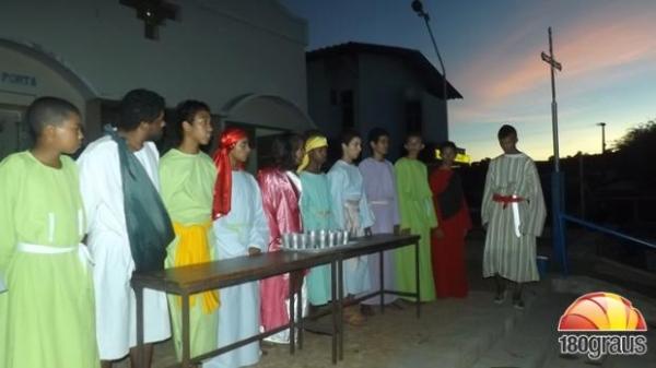 Grupo de alunos encenam a Paixão de Cristo  - Imagem 2
