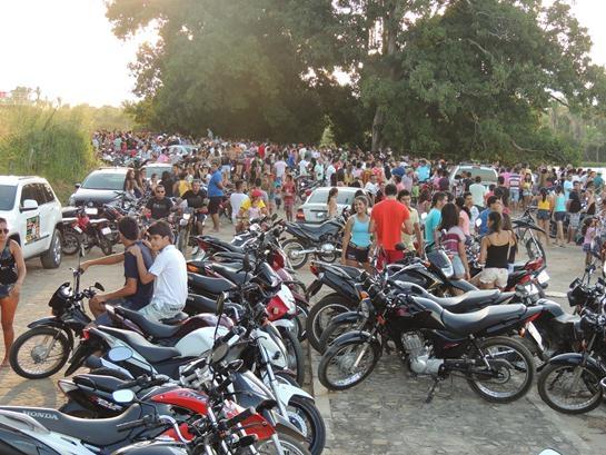 Açude de Água Branca atrai um grande público em dia de lazer - Imagem 14