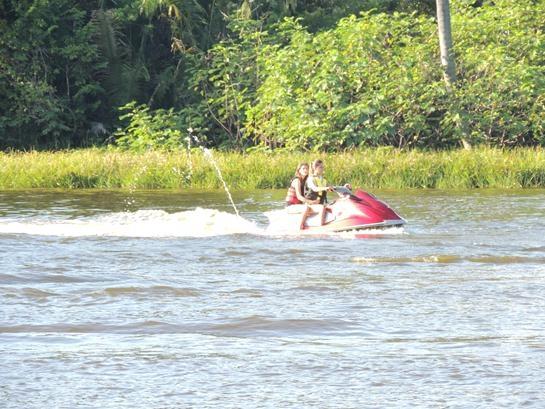 Açude de Água Branca atrai um grande público em dia de lazer - Imagem 16
