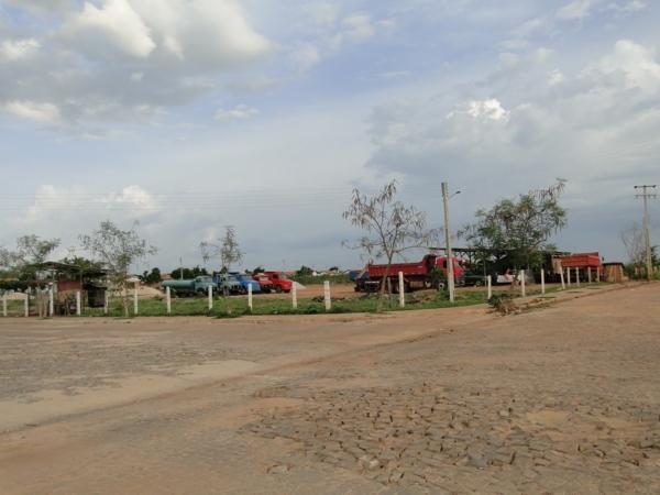 Bandidos invadem garagem de empresa e levam vários pertences