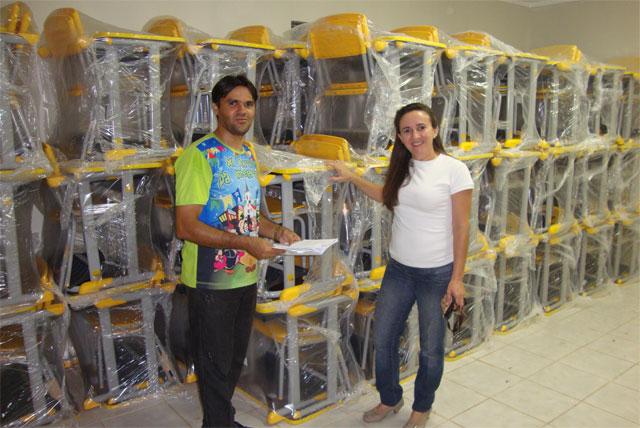 PAR beneficia escolas municipais com carteiras escolares