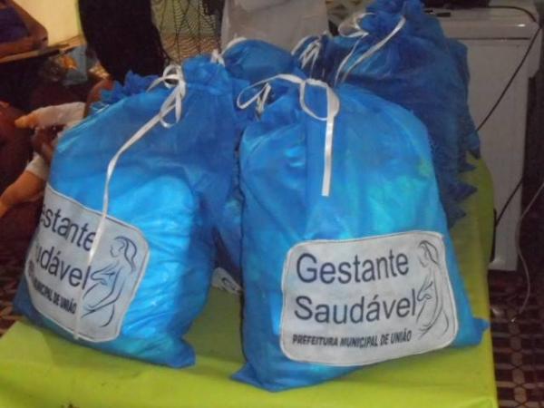 Mães gestantes recebem enxoval garantido pela Semasc e Prefeitura - Imagem 3