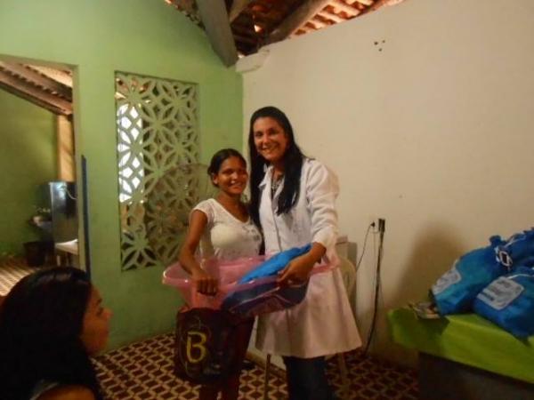 Mães gestantes recebem enxoval garantido pela Semasc e Prefeitura - Imagem 1