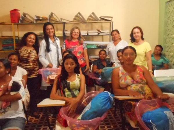 Mães gestantes recebem enxoval garantido pela Semasc e Prefeitura - Imagem 2