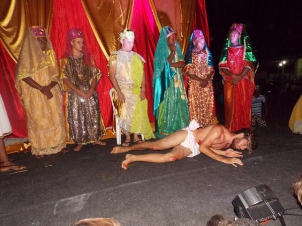População prestigia encenação da Paixão de Cristo promovido pela Secretaria de Assistência Social - Imagem 10