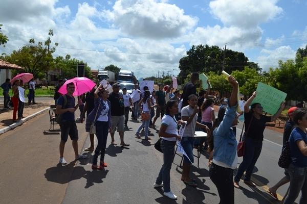 Alunos protestam na BR contra a falta de professores na UESPI - Imagem 4