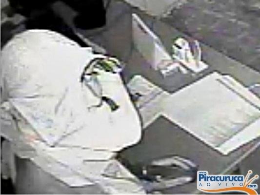 Câmeras de vigilância flagram ação de ladrão em farmácia de Piracuruca , assista! - Imagem 4