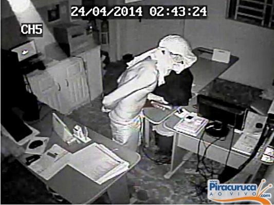 Câmeras de vigilância flagram ação de ladrão em farmácia de Piracuruca , assista!