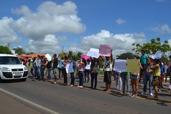 Alunos protestam na BR contra a falta de professores na UESPI - Imagem 1