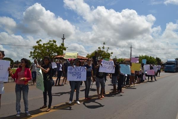 Alunos protestam na BR contra a falta de professores na UESPI - Imagem 2