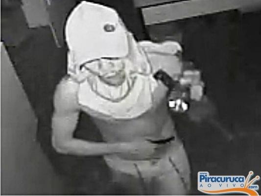Câmeras de vigilância flagram ação de ladrão em farmácia de Piracuruca , assista! - Imagem 2