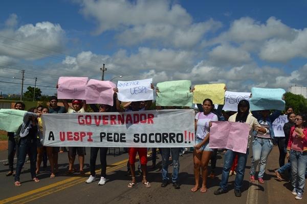 Alunos protestam na BR contra a falta de professores na UESPI - Imagem 3