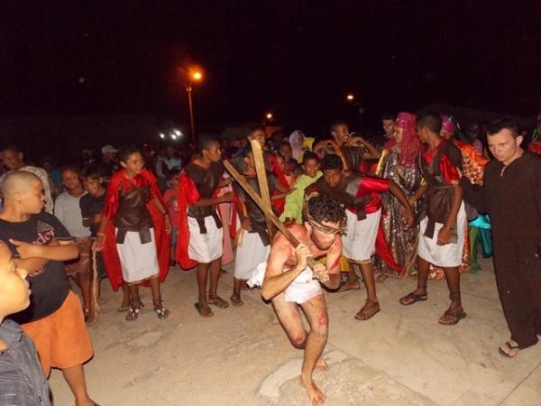 População prestigia encenação da Paixão de Cristo promovido pela Secretaria de Assistência Social - Imagem 12