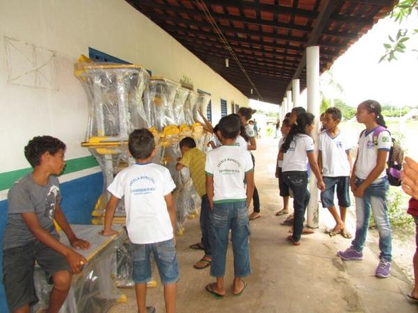 Escolas da zona rural são beneficiadas com novas carteiras - Imagem 8