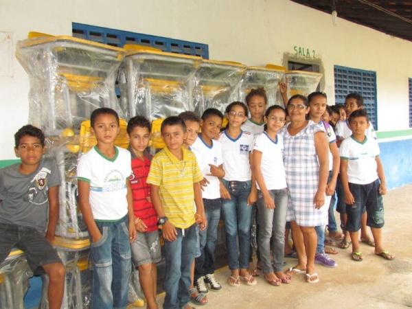 Escolas da zona rural são beneficiadas com novas carteiras - Imagem 9