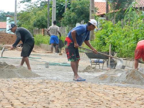 Em parceria com o Gov. do Estado Prefeitura inicia construção de calçamentos - Imagem 3