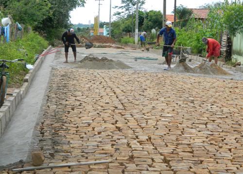 Em parceria com o Gov. do Estado Prefeitura inicia construção de calçamentos