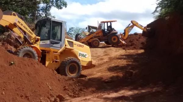 O Prefeito Filho utiliza maquinas do PAC 2 para aberturas de novas ruas, recuperação e conservação das existentes - Imagem 18