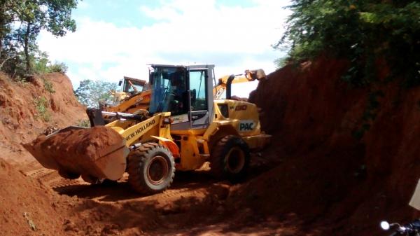 O Prefeito Filho utiliza maquinas do PAC 2 para aberturas de novas ruas, recuperação e conservação das existentes - Imagem 19