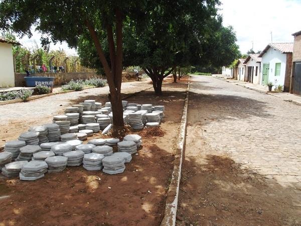 Prefeito Nonato acompanha de perto serviço de calçamento em canteiros centrais da Cidade - Imagem 4