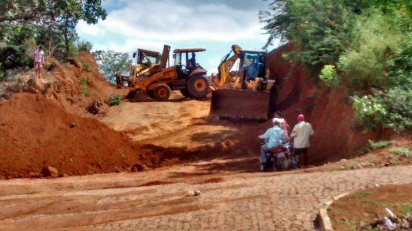 O Prefeito Filho utiliza maquinas do PAC 2 para aberturas de novas ruas, recuperação e conservação das existentes - Imagem 20