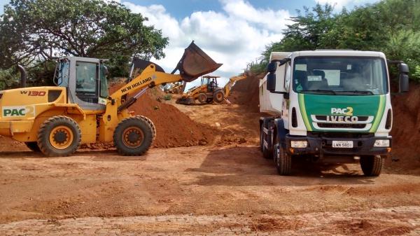 O Prefeito Filho utiliza maquinas do PAC 2 para aberturas de novas ruas, recuperação e conservação das existentes - Imagem 10