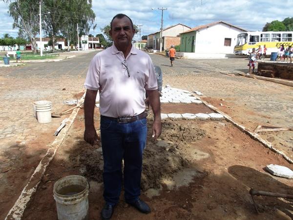 Prefeito Nonato acompanha de perto serviço de calçamento em canteiros centrais da Cidade