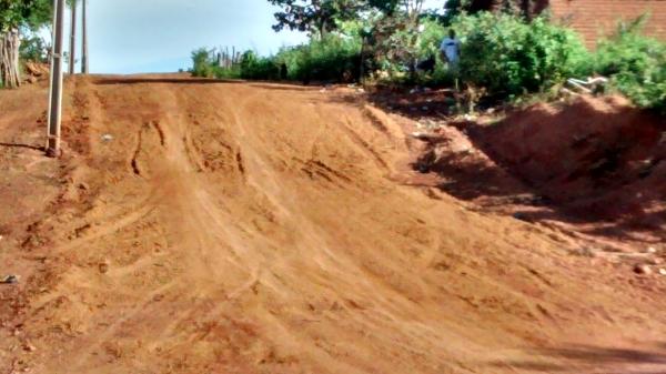 O Prefeito Filho utiliza maquinas do PAC 2 para aberturas de novas ruas, recuperação e conservação das existentes - Imagem 2