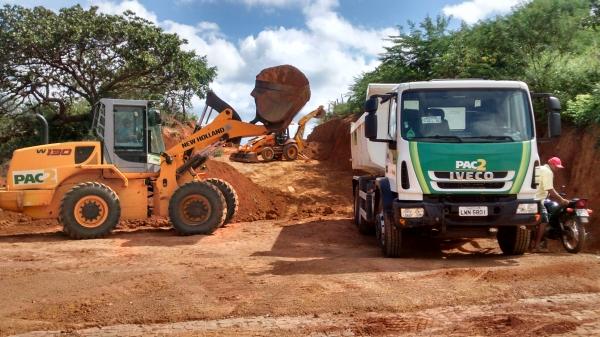 O Prefeito Filho utiliza maquinas do PAC 2 para aberturas de novas ruas, recuperação e conservação das existentes - Imagem 13