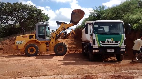O Prefeito Filho utiliza maquinas do PAC 2 para aberturas de novas ruas, recuperação e conservação das existentes - Imagem 12