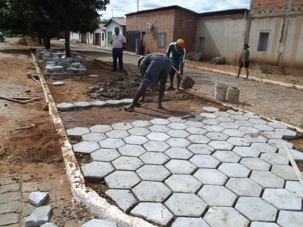 Prefeito Nonato acompanha de perto serviço de calçamento em canteiros centrais da Cidade - Imagem 2