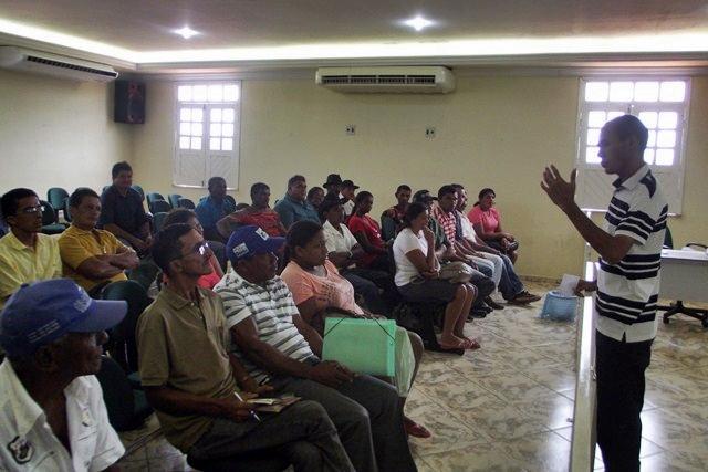 Agricultores recebem orientações e discutem novos projetos