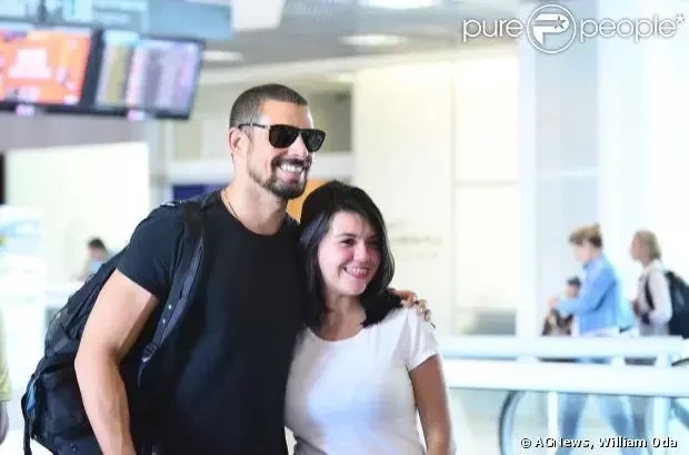 Cauã Reymond esbanja simpatia e posa sorridente com seus fãs