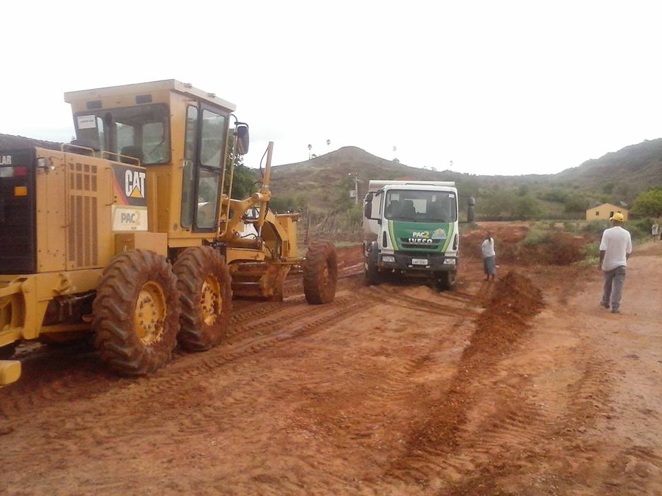 Prefeitura Municipal de Itainópolis faz obra de calçamento em Várzea Grande.