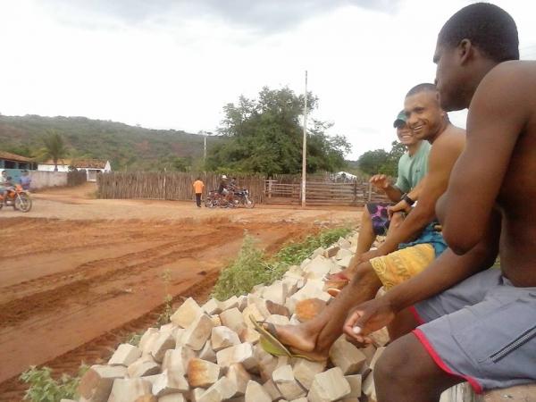 Prefeitura Municipal de Itainópolis faz obra de calçamento em Várzea Grande. - Imagem 5