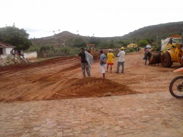 Prefeitura Municipal de Itainópolis faz obra de calçamento em Várzea Grande. - Imagem 8
