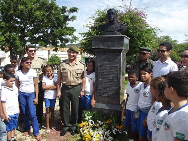 Oficiais do 3º Batalhão de Picos visitam Oeiras e homenageiam o Visconde da Parnaíba