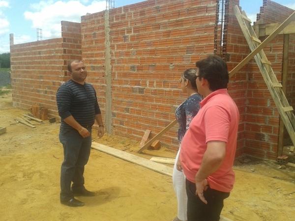 Prefeito visita a construção da quadra coberta na Morada Nova - Imagem 2