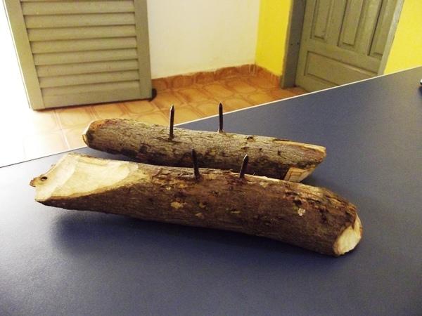 Arte do Mal: Estudantes afixam pregos em madeira para furar pneus de Ônibus Escolar - Imagem 1