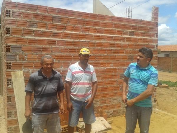 Prefeito visita a construção da quadra coberta na Morada Nova - Imagem 3