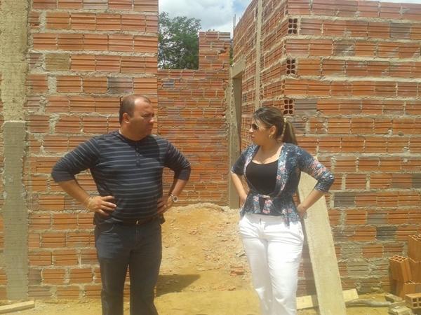 Prefeito visita a construção da quadra coberta na Morada Nova - Imagem 1