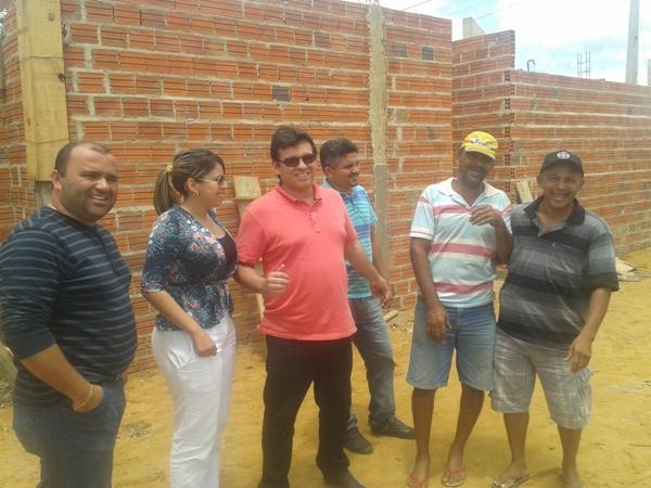 Prefeito visita a construção da quadra coberta na Morada Nova
