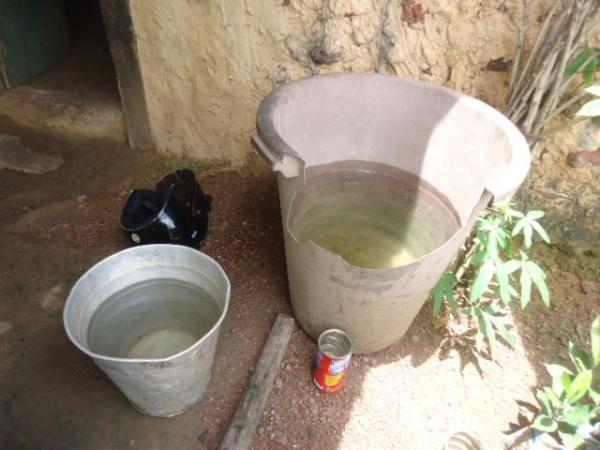 Sem água, saneamento básico e moradia digna, família viveu na zona urbana de Batalha por 28 anos, esquecida das autoridades. - Imagem 4