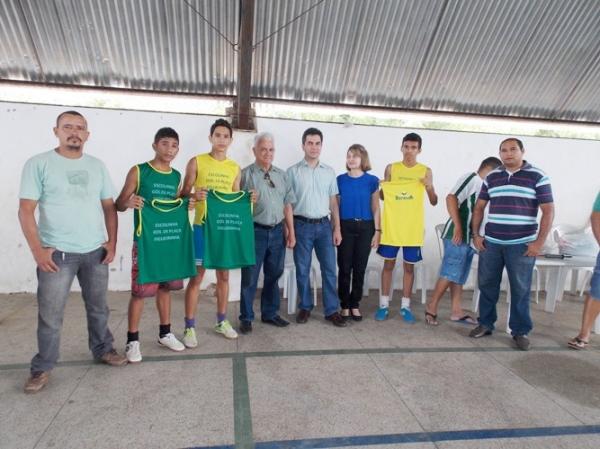 Prefeitura de Batalha realizou entrega de material esportivo para escolinha do Clube Figueirinhaâ€ - Imagem 10