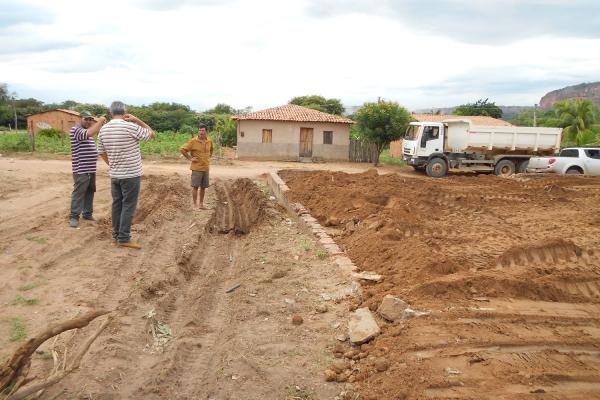 Prefeita Claudia lobo inicia obra da academia aberta no povoado para batins e reforma da quadra esportiva  - Imagem 1