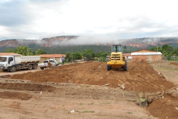 Prefeita Claudia lobo inicia obra da academia aberta no povoado para batins e reforma da quadra esportiva  - Imagem 3