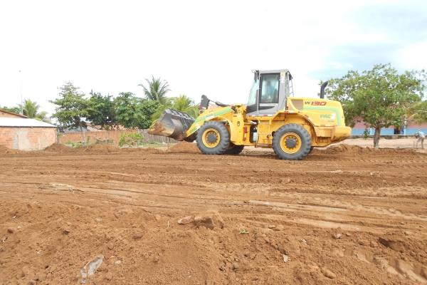 Prefeita Claudia lobo inicia obra da academia aberta no povoado para batins e reforma da quadra esportiva  - Imagem 5