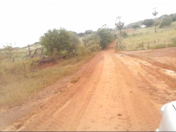 Prefeitura Municipal de Itainópolis consertada as estradas de Tombador  - Imagem 2