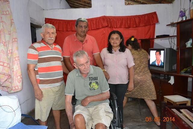 Prefeito Zé Resende entrega mais 2 cadeiras de rodas